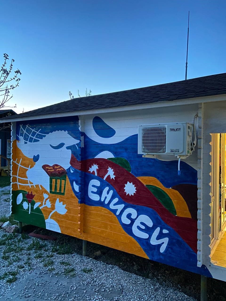 На «Тавриде» оформили гостевой домик в стиле работ Андрея Поздеева