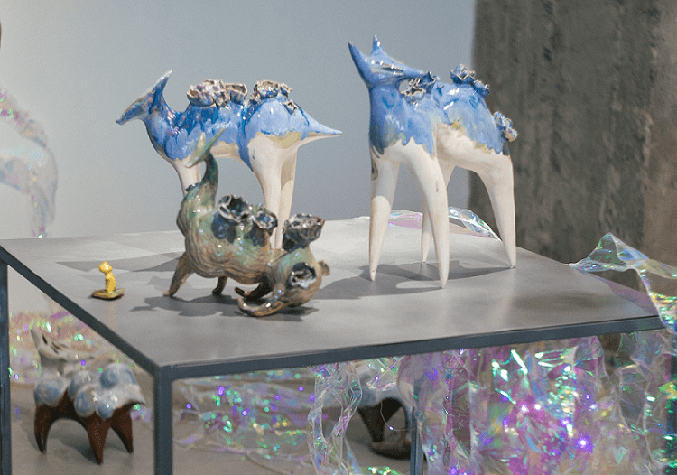 В Красноярске открылась выставка керамики о жизни и космосе